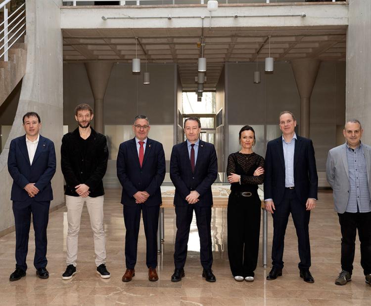 Acto de firma de la cátedra. De izda. a dcha., el catedrático Eduardo Magaña; el director del NavCC, Juan Ramón Aramendía; el consejero Juan Luis García; el rector, Ramón Gonzalo; la directora general de Universidad, Eva Perujuániz; el director de Nasertic, Iñaki Pinillos; y el profesor de la UPNA Mikel Izal.