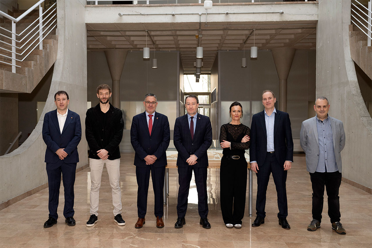 Acto de firma de la cátedra. De izda. a dcha., el catedrático Eduardo Magaña; el director del NavCC, Juan Ramón Aramendía; el consejero Juan Luis García; el rector, Ramón Gonzalo; la directora general de Universidad, Eva Perujuániz; el director de Nasertic, Iñaki Pinillos; y el profesor de la UPNA Mikel Izal.